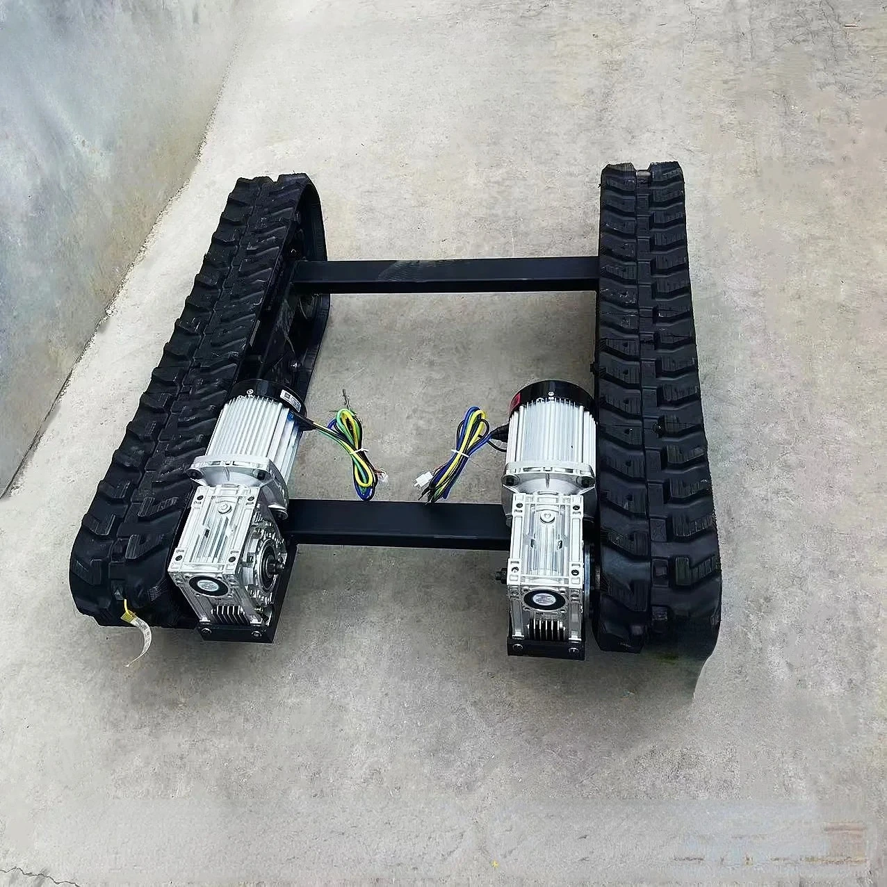 

z Dual Motor Drive Remote Control Type Tracked Carrier Ivy All Terrain Climbing off-Road Remote Control Car