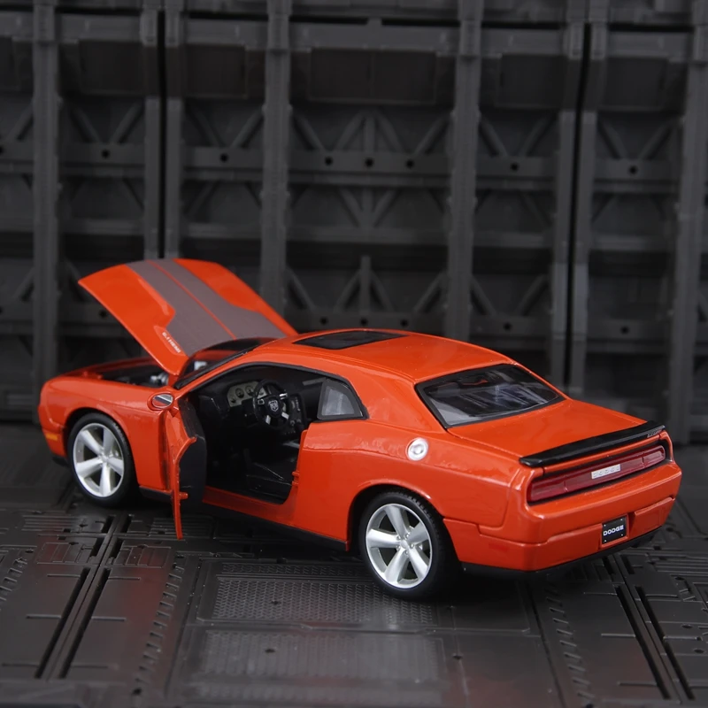

Модель автомобиля Maisto 1:24 Simulation 2008 Dodge Challenger SRT8 из сплава, с открывающимися дверями и капотом, богато детализированная, тонкой работы.