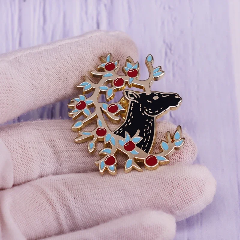 Deer Apple Enamel Pin Brooch Funny Novelty Animal Metal Badge Fashion Jewelry Accessories