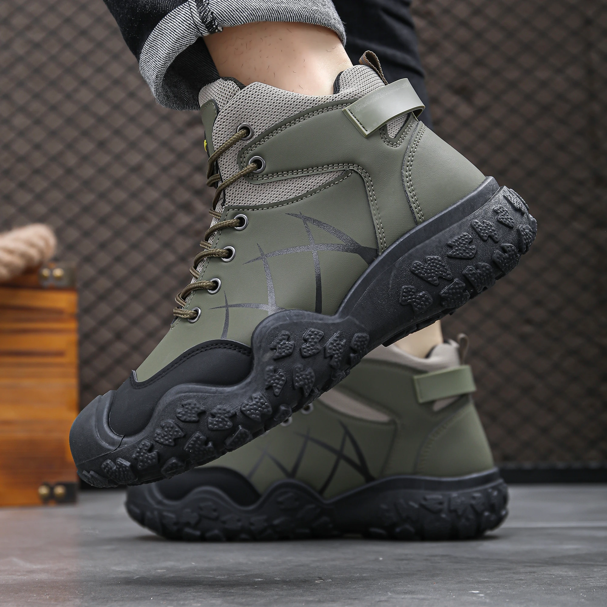 Klassische Herrenstiefel mit hohem Schaft, strapazierfähige Sohle, weiches Obermaterial, klassisch und modisch, geeignet zum Wandern und für Outdoor-Aktivitäten. – Detail 3