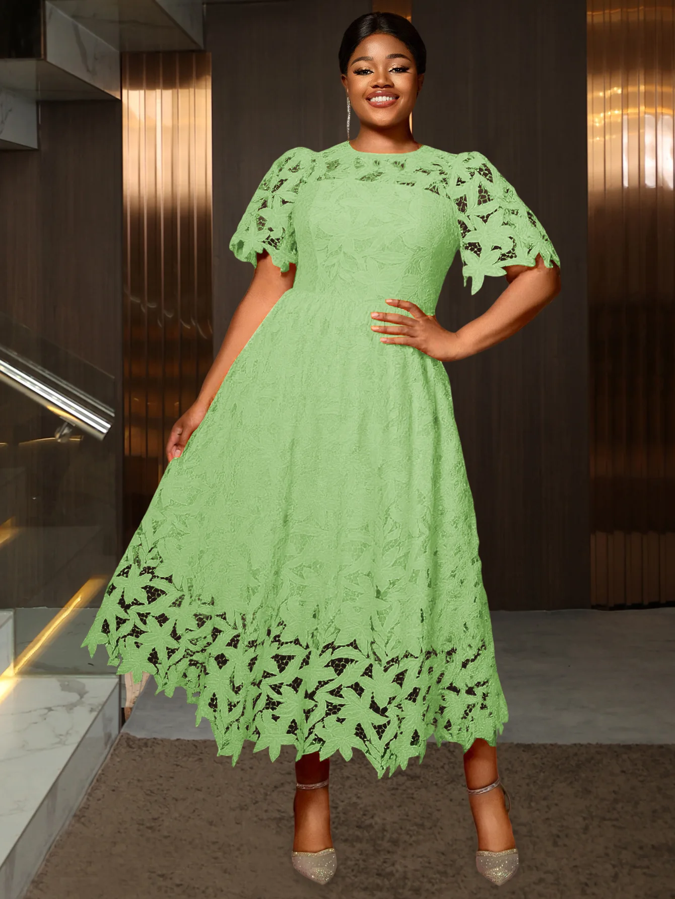 Übergröße Damenkleid mit Rundhalsausschnitt und Spitzenbesatz, Elegantes Mittellanges Kleid mit Taillierung für Festliche Anlässe – Detail 5