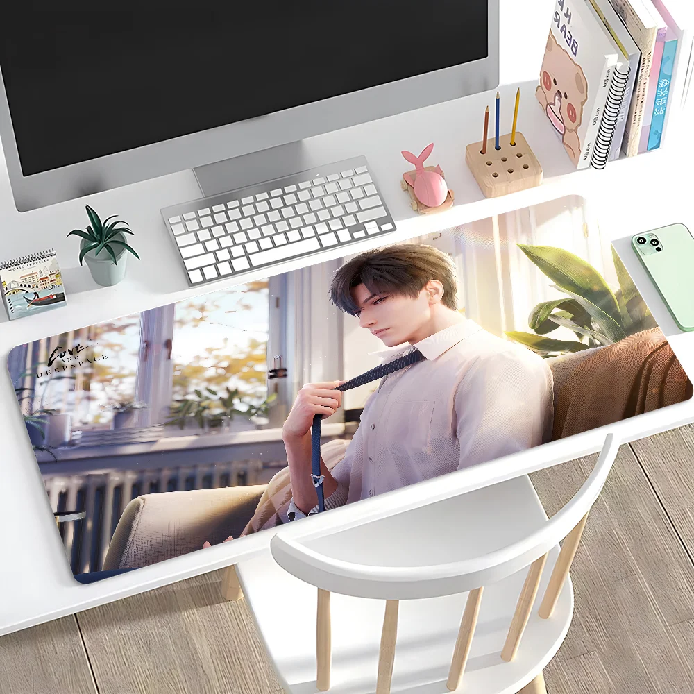 لوحة ماوس Game Love And Deepspace كبيرة مضادة للانزلاق بحواف مخيطة، حصيرة متينة للألعاب المكتبية والكمبيوتر المحمول ​   لوحة المفاتيح 900x400 ملم