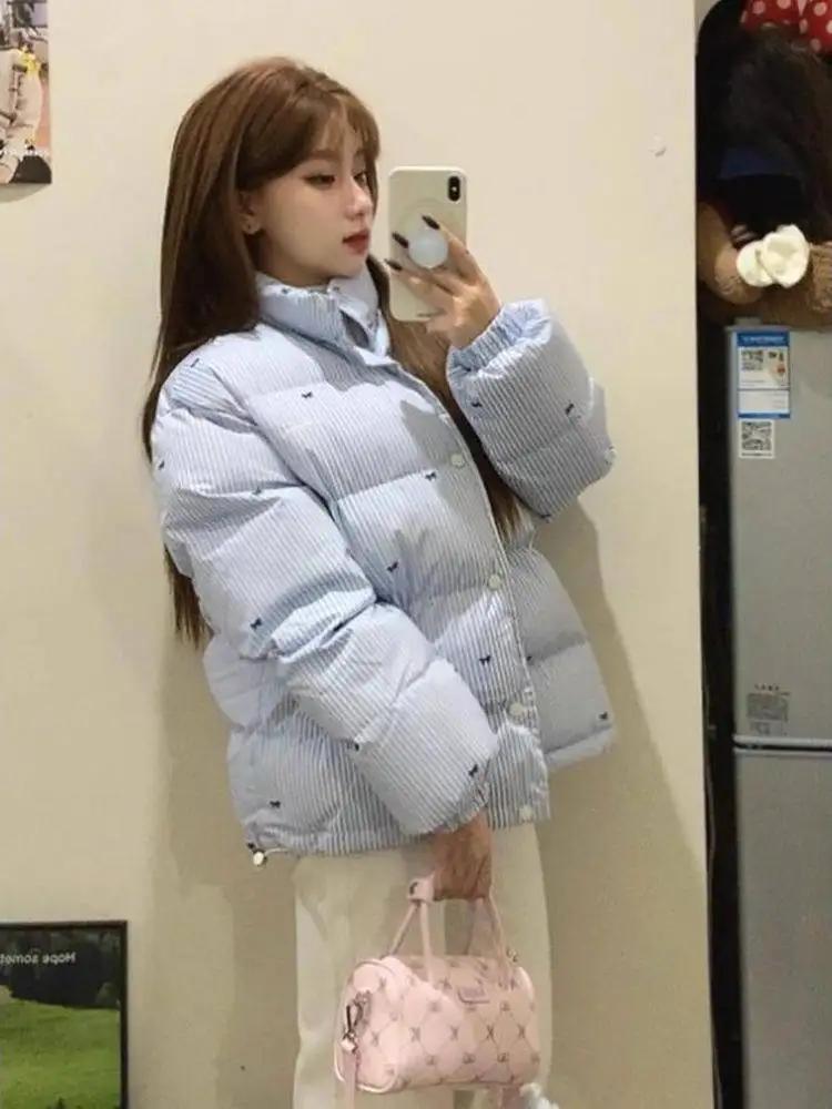 Niebieski, biały, puchowy płaszcz damski, letni, luźny krój, płaszcz ort, wzór w paski z węzłem.