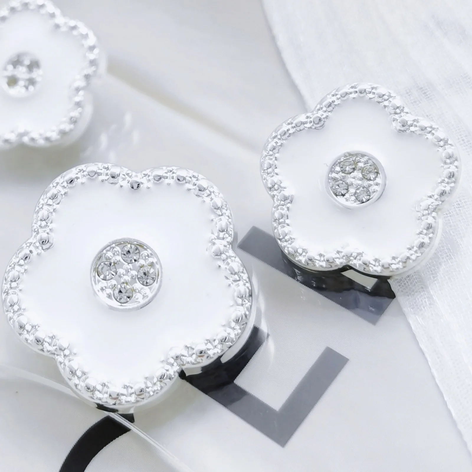 

10 шт., металлические пуговицы с цветочным принтом и бриллиантами, пуговицы для свитера и пальто, декоративные аксессуары в форме цветка