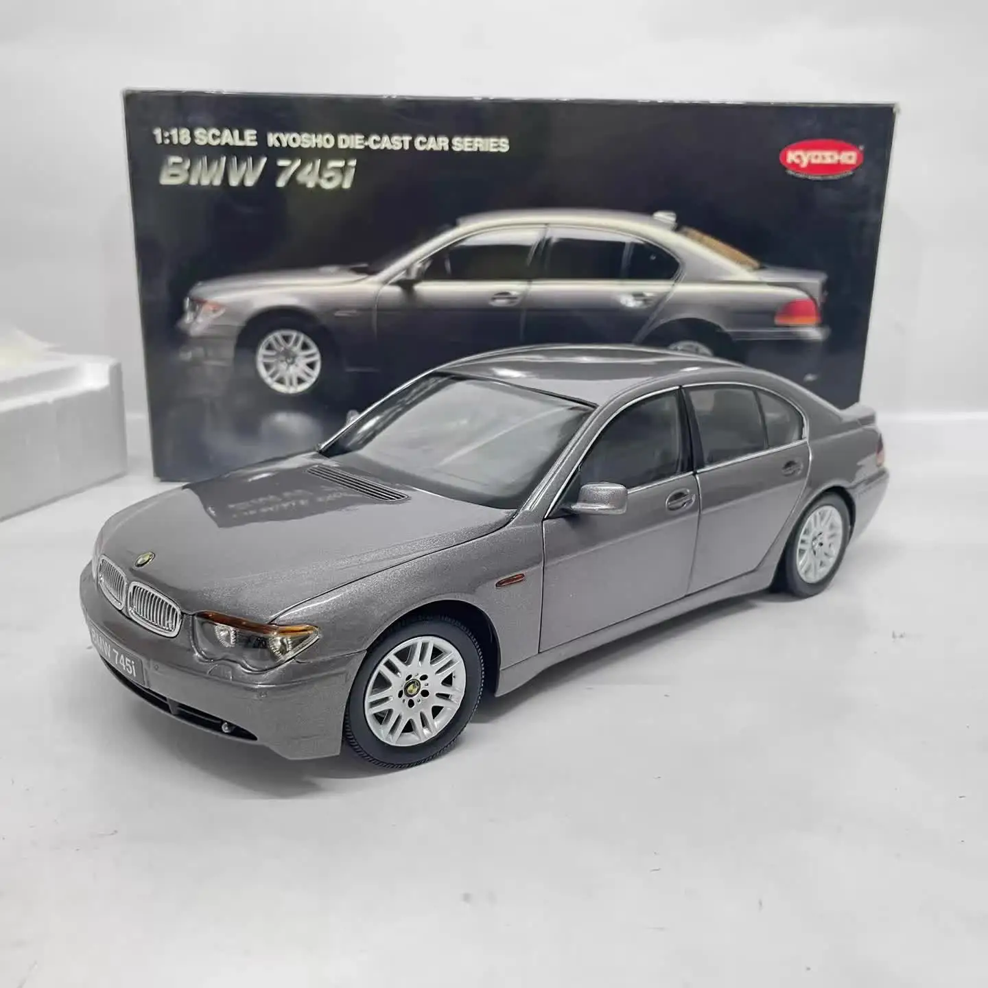 Kyosho Die-cast 1:18 Scale BMW 745i E65 Sedan Simulated Static