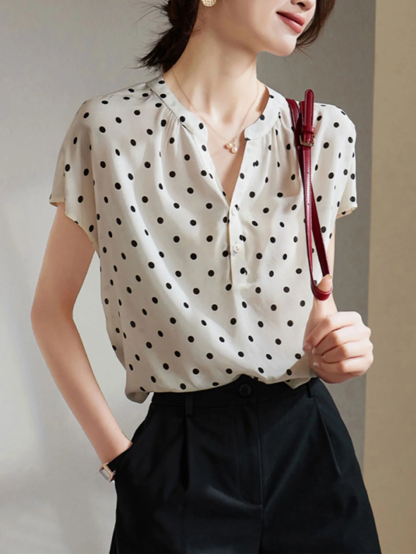 

Шикарный летний топ в горошек с коротким рукавом и пуговицами, модный корейский стиль, прямой крой, шелковый, женский, премиум-класса