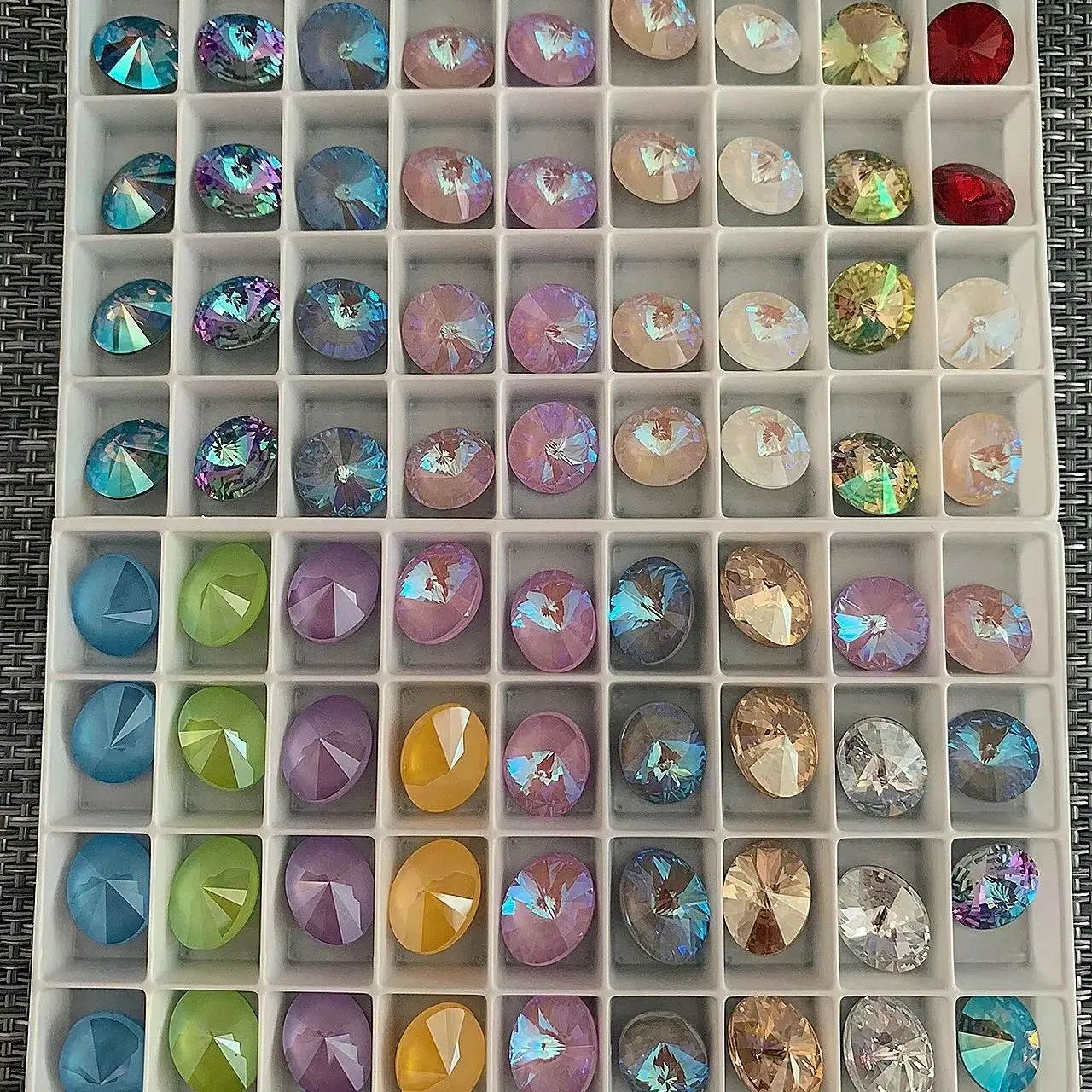 Kryształki Rivoli K9, okrągłe, szpiczaste kamienie diamentowe, kolorowe koraliki, kryształki do rękodzieła, zdobienia paznokci, ubrań i biżuterii.