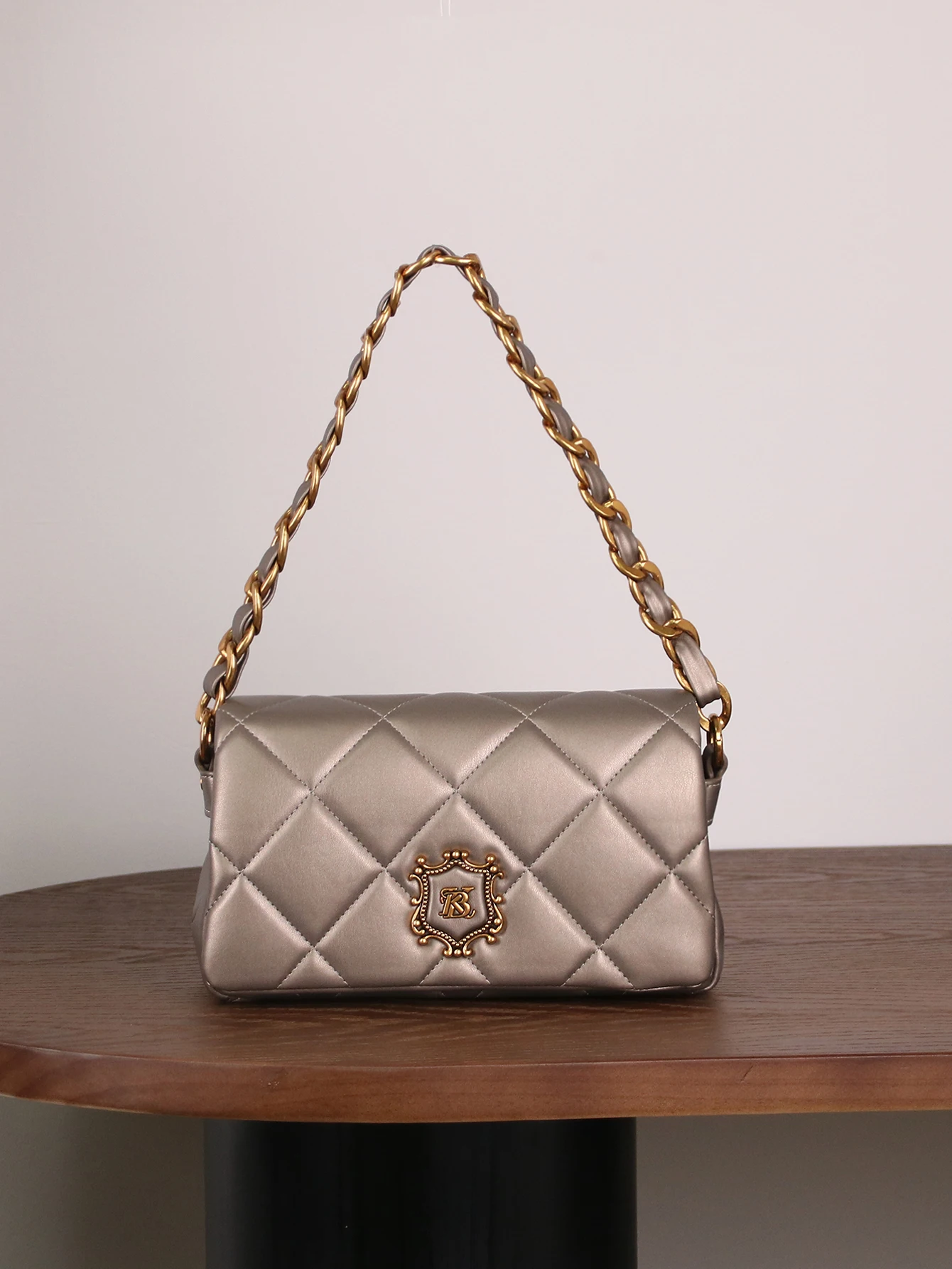 

New luxury champagne fashion temperament ladies shoulder bag high sense soft leather rhombic embroidered commuter chain bag Joke