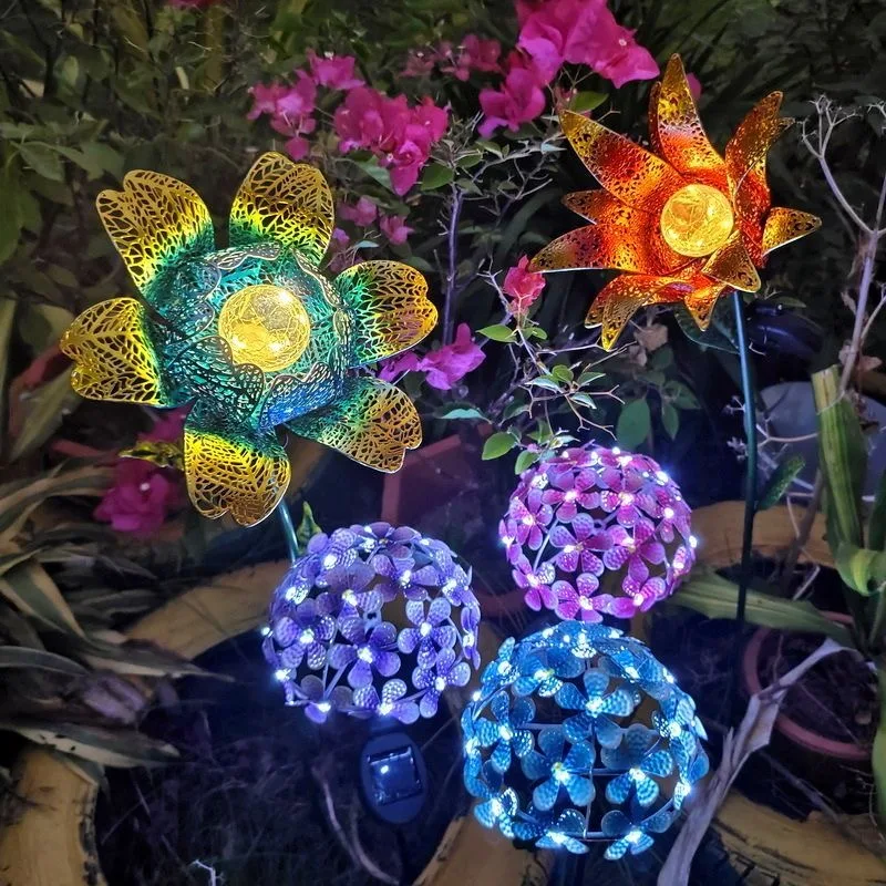 patio-boda-comunidad-verde-jardin-adorno-de-hierro-luces-solares-ramo-de-hortensias-simulacion-plantas-verdes