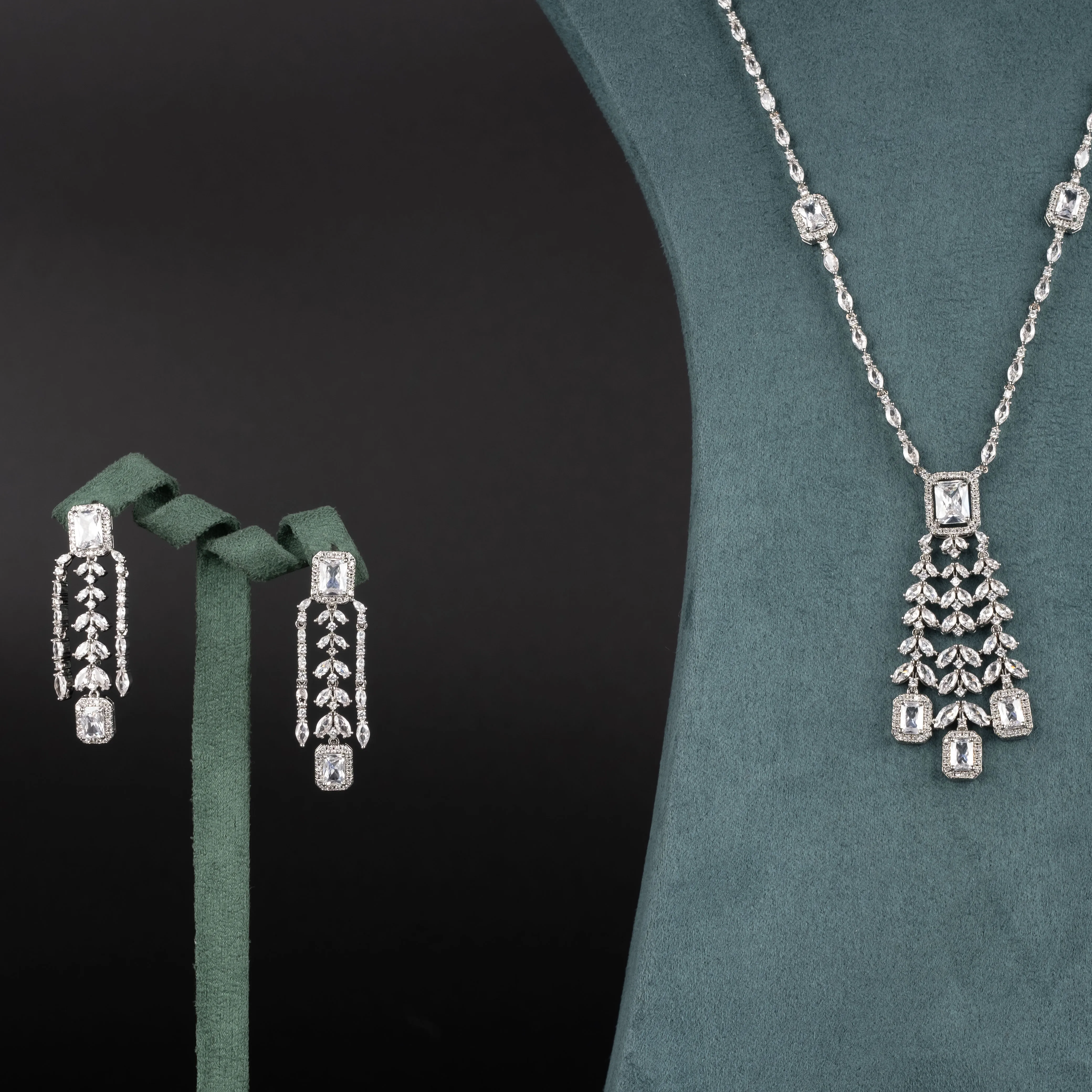 1 Set of Luxurious and Elegant Jewelry Set with Sparkling Cubic Zirconia in a Wheat Ear Design, Suitable for Women to Wear at Weddings and Banquets. Includes a Pair of Earrings and a Necklace. Gift Box Not Included
