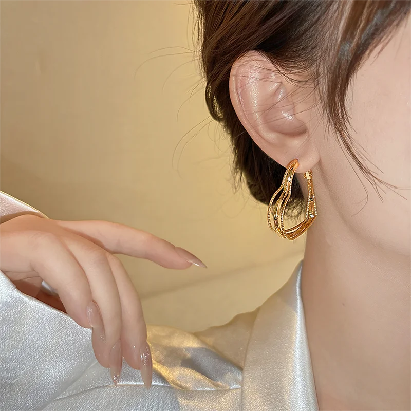 Dreischichtige Metall-Herzform-Ohrringe in Goldfarbe für Damen, 2025 Neuer Trendschmuck, Weihnachtliche Süße Ohr-Accessoires – Detail 5