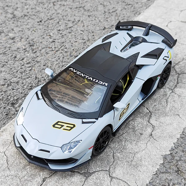1:24 Aventador SVJ63 pressofusi per auto in lega e veicoli giocattolo modello di auto Sound Light Pull Back Car Gifts