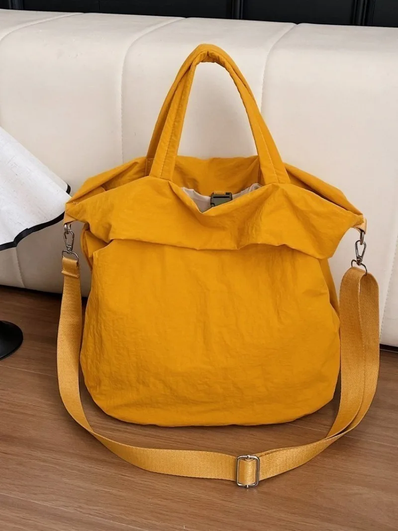 CEEKAY Mattschwarze, gekräuselte Nylon-Umhängetasche, übergroße, weiche Umhängetasche mit einfacher Überschlagöffnung, breiter, verstellbarer Stoffriemen, lässige Handtasche – Detail 10