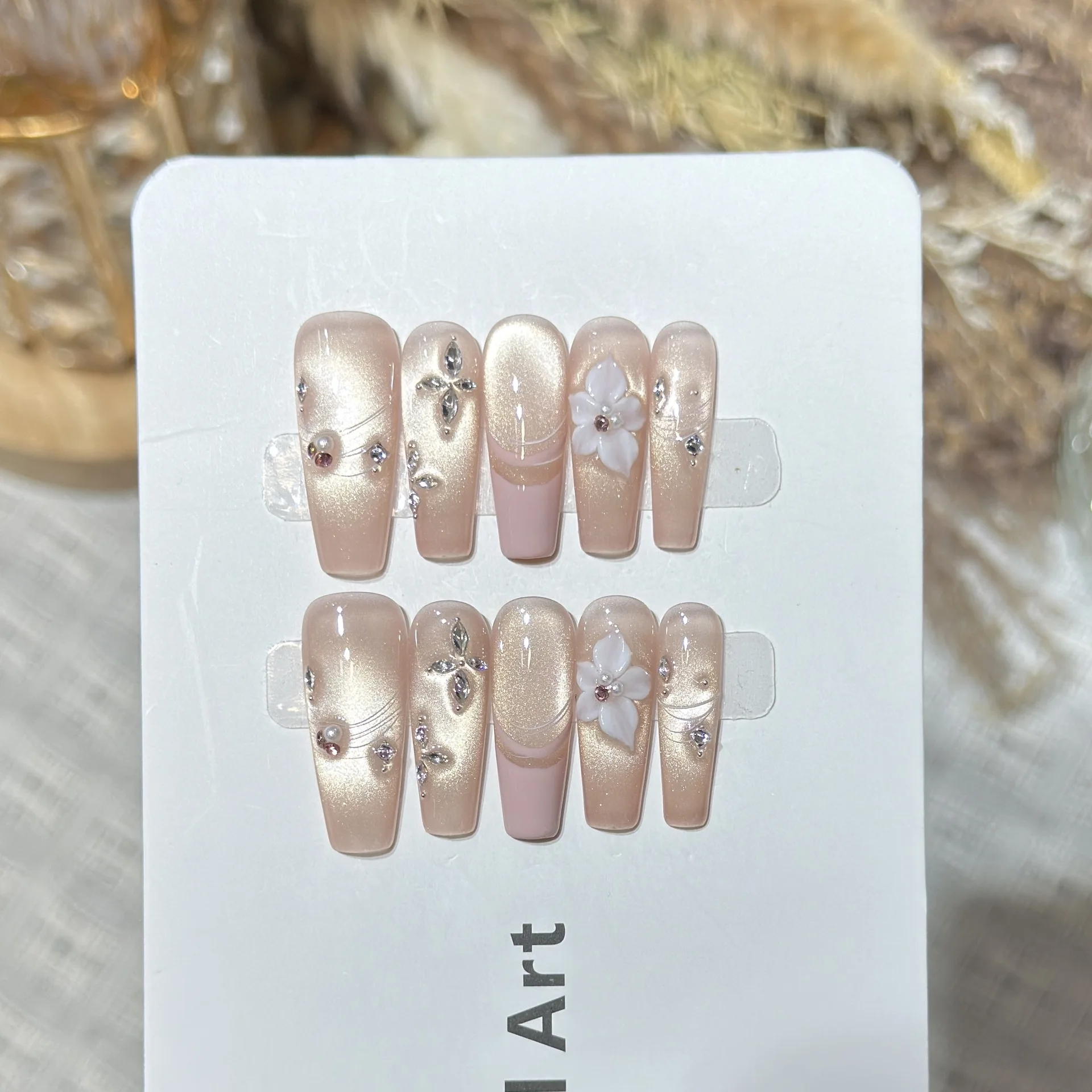 10 Stück Rosa Katzenaugen-Kunstnägel Französische Nagelspitzen mit Handbemalten Blumenmuster Sommer-Lotus-Strass Aufklebenägel für Frauen