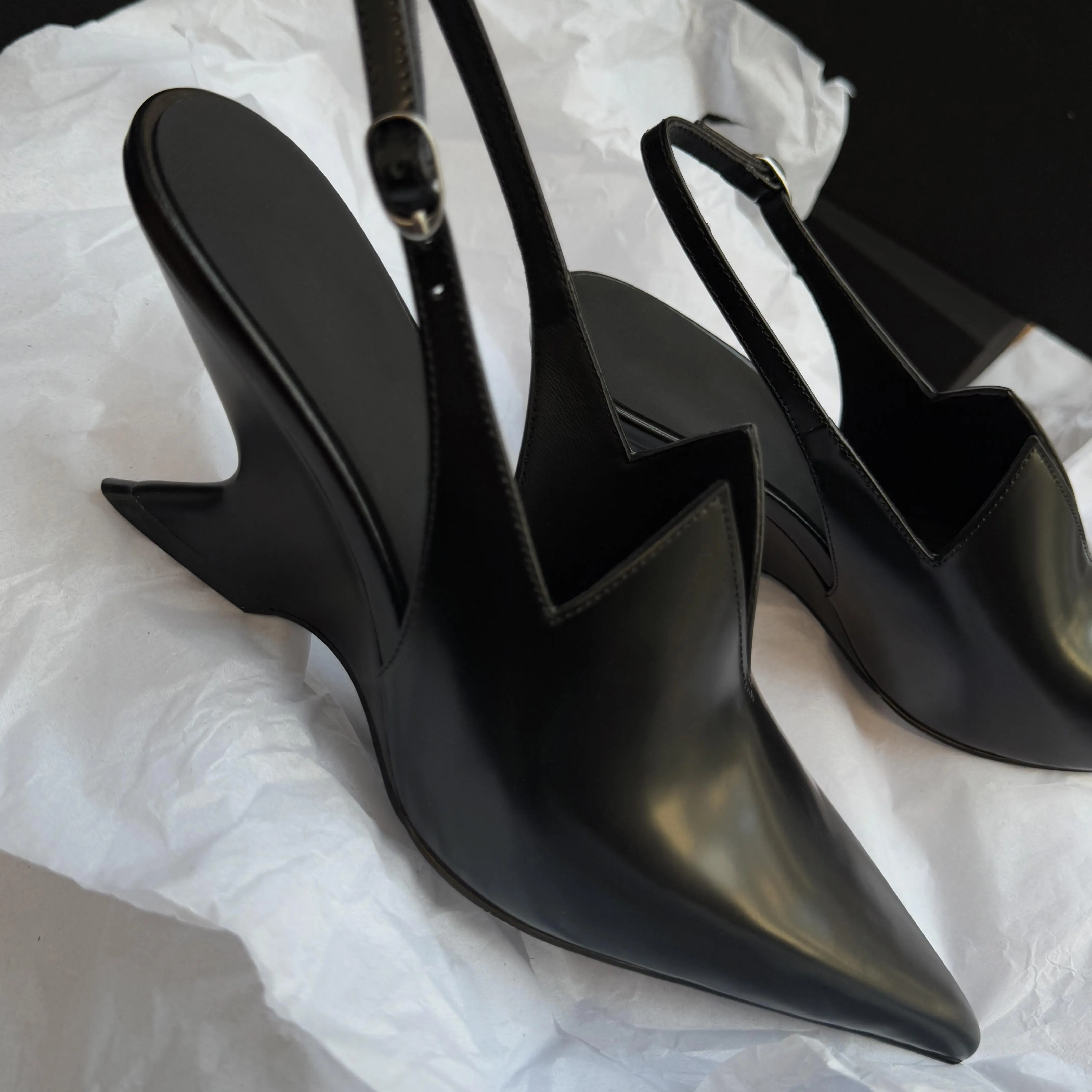 Formal Women Daily Wear Sandals - Dames V-vormige slingback pumps met glanzende