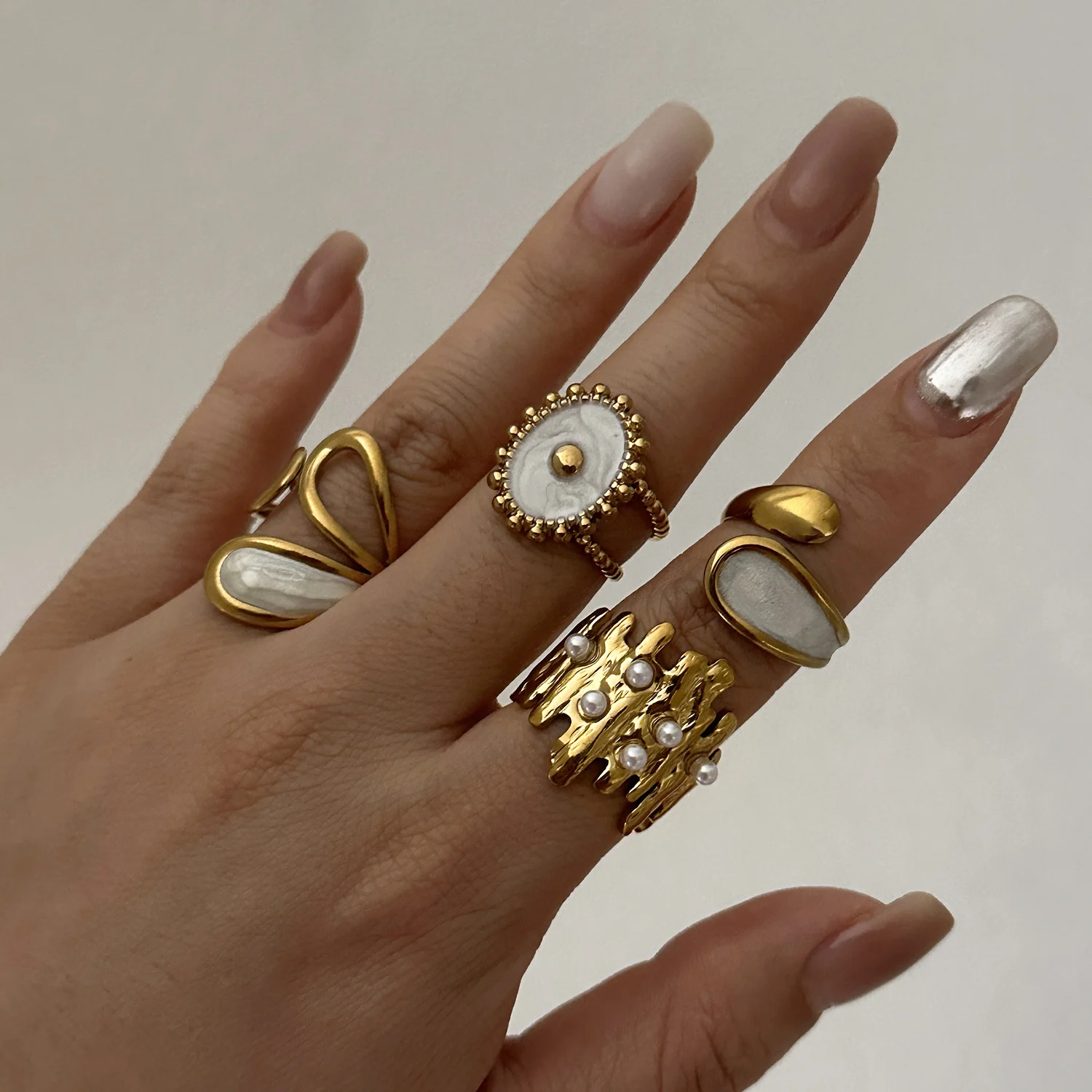 Eleganter Goldfarben-Blumenring für Damen aus Edelstahl mit Weißer Emaille Ovaler Knöchelring Attraktiver Finger-Charm-Schmuck – Detail 4