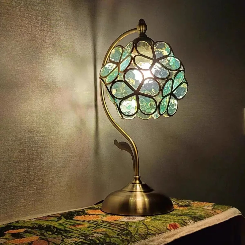 

Petal table lamp, warm bedroom romantic wedding, glass creativity, high-end exquisite ins bedside decoration