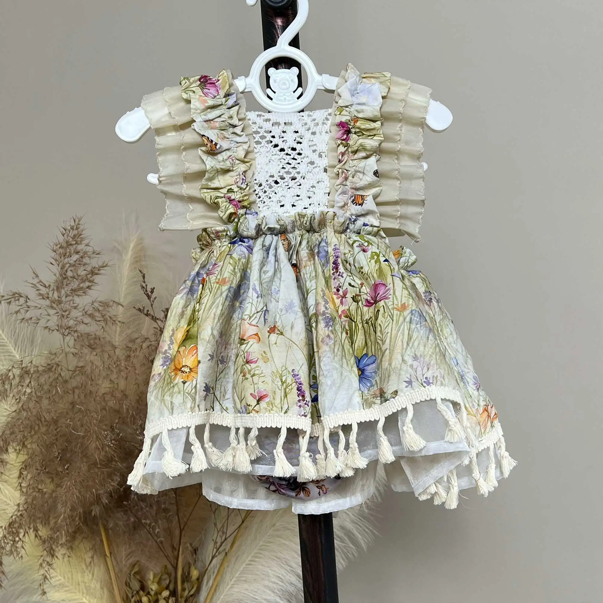 abito-con-maniche-a-volant-don-judy-con-pannello-in-pizzo-all'uncinetto-stampa-di-fiori-selvatici-e-farfalle-decorazione-con-nappe-abito-per-servizi-fotografici