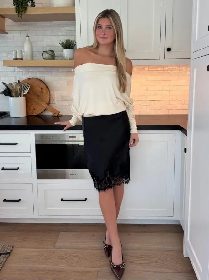 

Подчеркните свой стиль с нашей коллекцией кружевных юбок — доступны в цветах шампань и черном, размеры S, M, L.