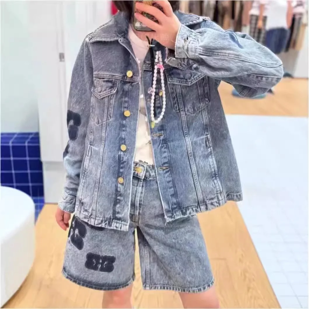 

Новинка ранней осени 2024: джинсовая куртка с воротником-стойкой и рукавами-колокол, повседневные джинсы с высокой талией, свободный крой в скандинавском стиле, длинный рукав