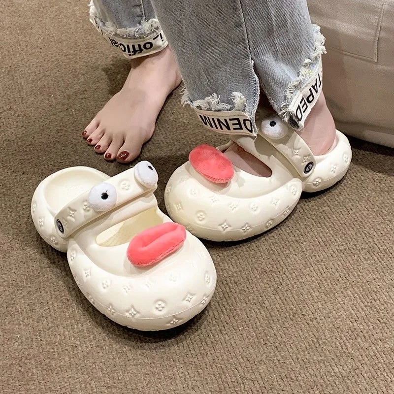 Ugly and cute sausage mouth hole shoes for women in summer, wearing thick soled sandals with double toe caps, slippers