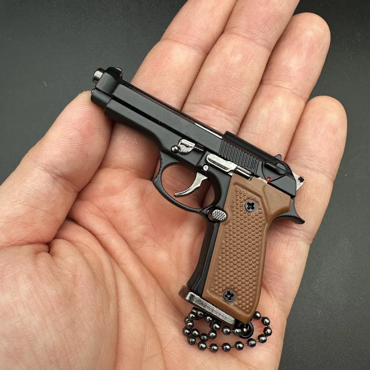 Nuovo 1:3 92F Portachiavi in metallo senza titolo Modello Pistola giocattolo Pistola in lega in miniatura Collezione Fidget Toy Ciondolo Regali di Natale