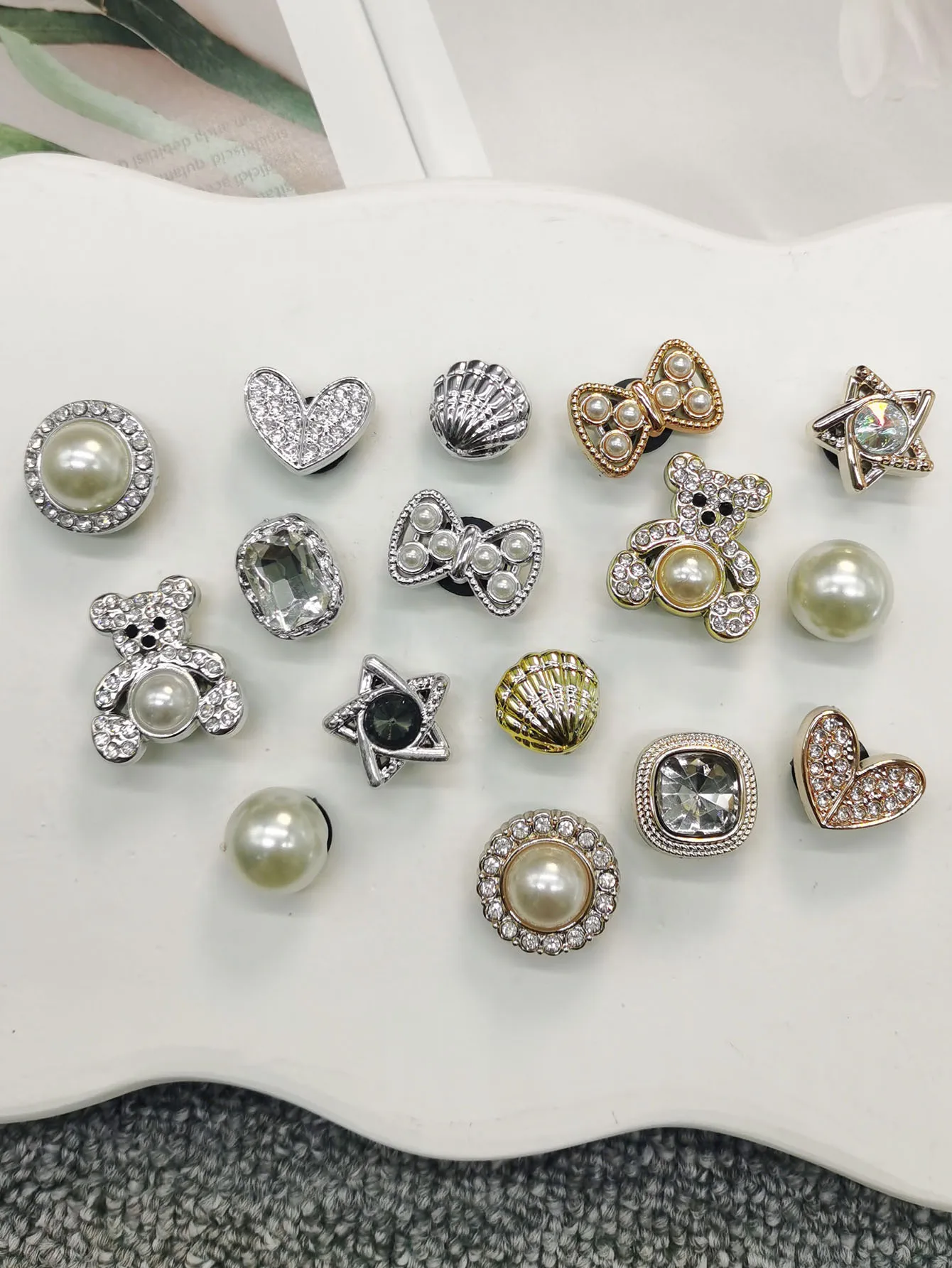 16-teiliges Set Harz-Bären-Schuhcharms Zubehör Herzförmige Schuh-Clips für Clogs DIY-Dekorationen Künstliche Perlen Schleifen-Schuhclips – Detail 7
