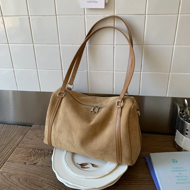 Damen-Handtaschen mit großer Kapazität, lässige Retro-Umhängetaschen aus Wildleder mit Reißverschluss, einfarbige Schultertaschen für den Alltag. – Detail 30
