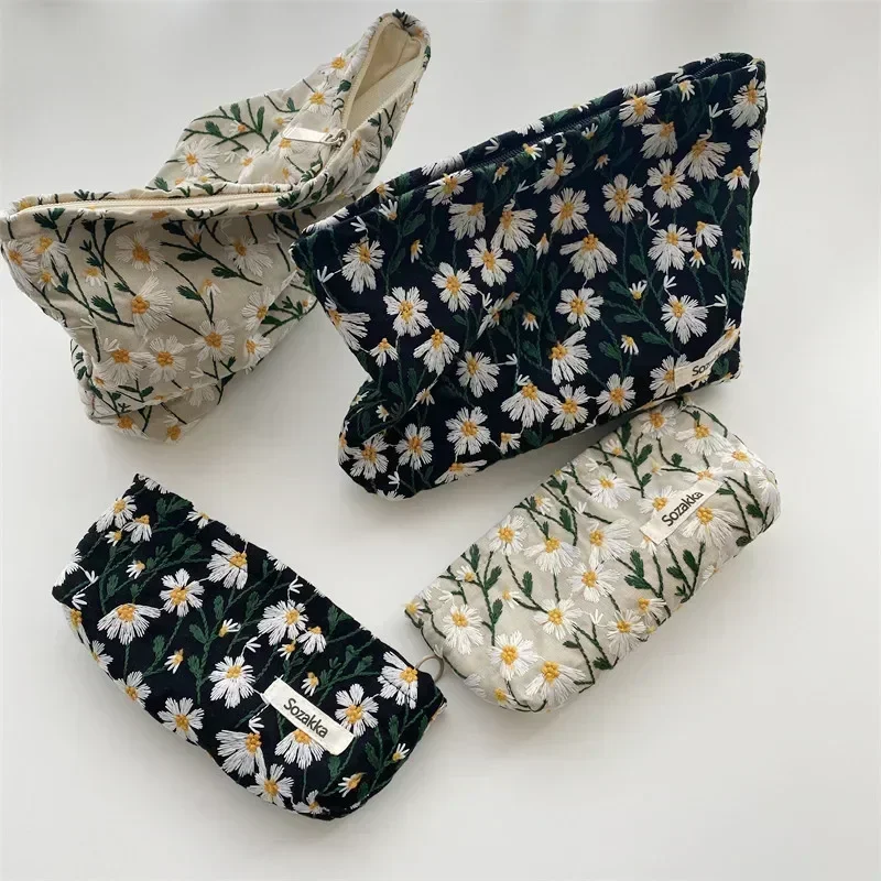 Women Cosmetic Bag Pouch Embroidery Daisy Floral Korean Travel toiletry kit Bag Beauty Makeup Pouch Organizer Pencil Case