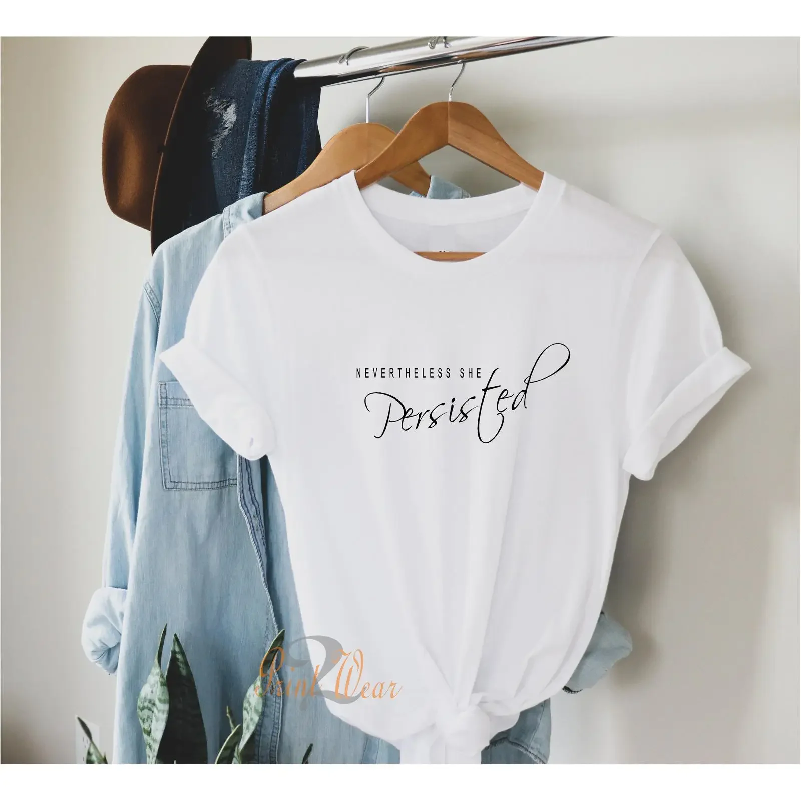 Néanmoins, elle persistait - T-shirt féministe pour femmes, haut motivant pour l'autonomisation, 100% coton, décontracté, vintage, légèrement délavé.