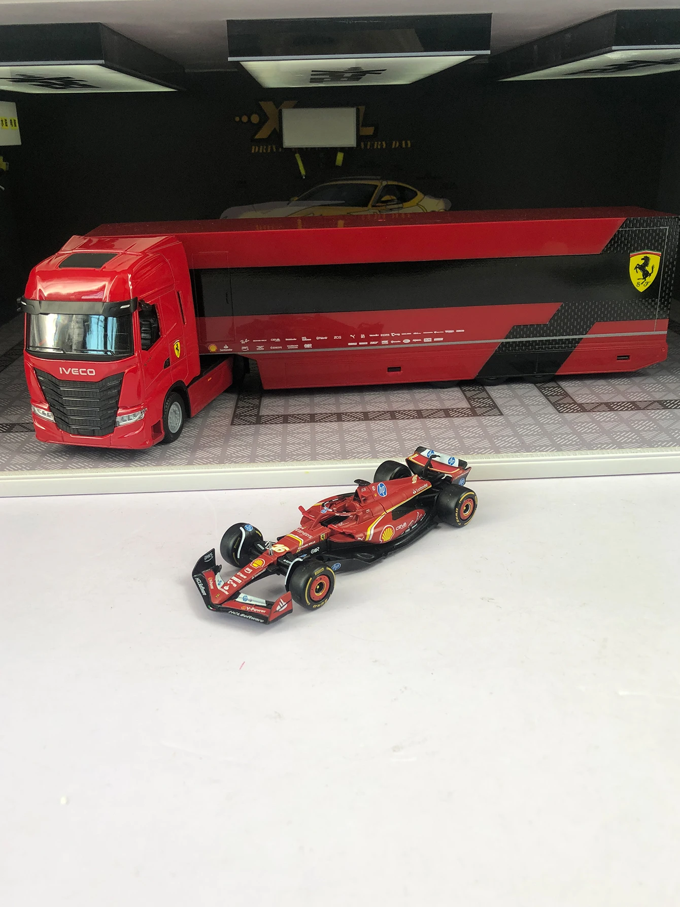 

Модель Bburago 1:43 Ferrari IVECO S-WAY 50 SF-24 2024 года # Модель автомобиля 1:16, статическая декоративная модель, коллекционная машинка в подарок