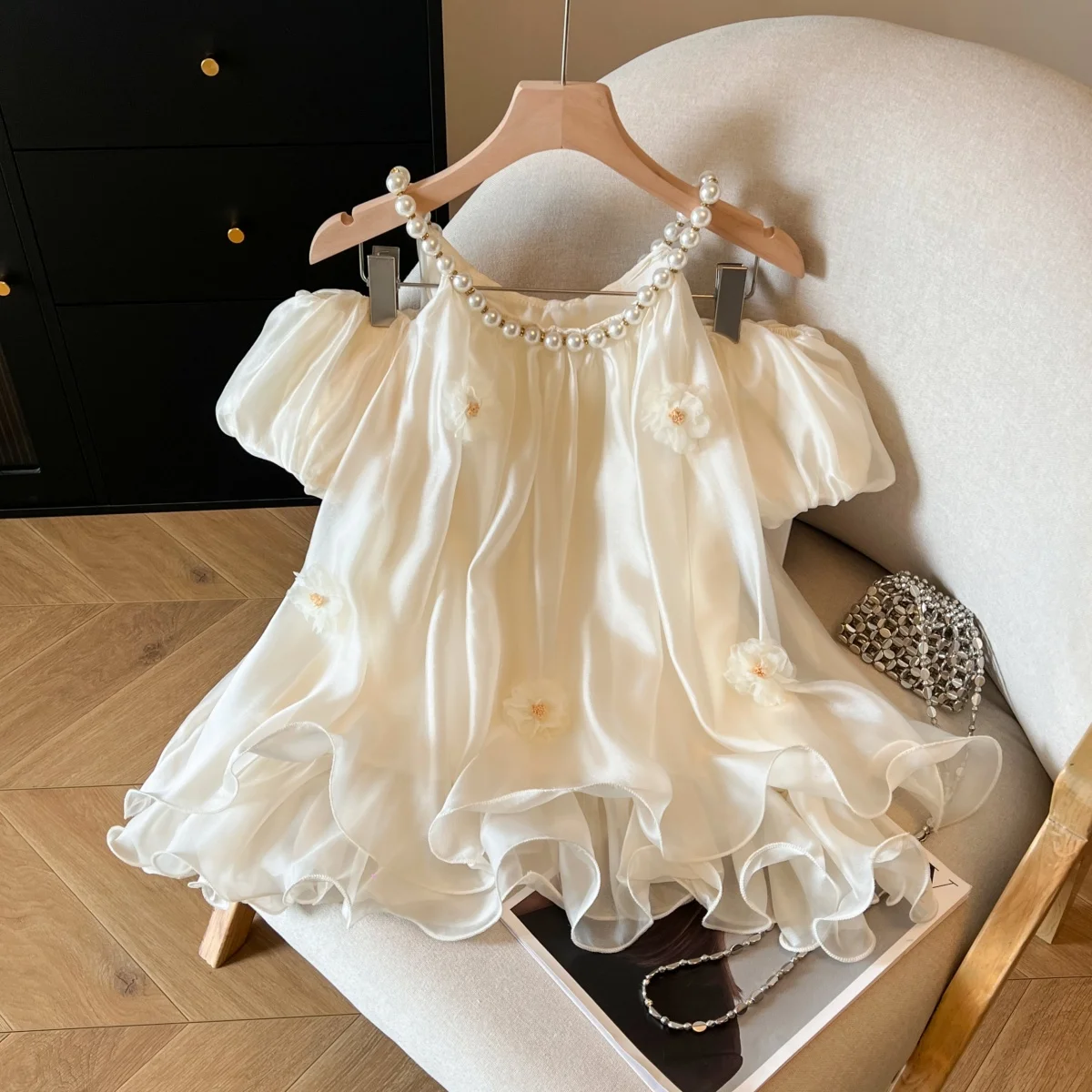 

Элегантный шифоновый топ без бретелек с жемчужной цепочкой, женская летняя сексуальная блузка без рукавов с открытыми плечами, украшенная 3D цветами