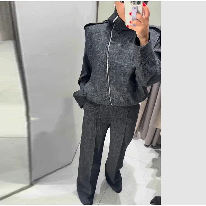 Damen-Set mit Stehkragen, Reißverschluss und Riemen-Details, langärmelige, kurze Jacke und Hose mit weitem Bein, zweiteiliger Anzug für den Arbeitsalltag, klassisches Arbeitsoutfit 2026 – Detail 8