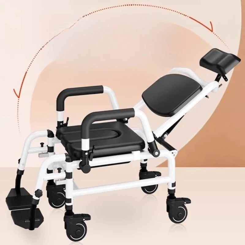 

Пожилые люди перемещают туалетное кресло на колесиках и лежат на душевом стуле.