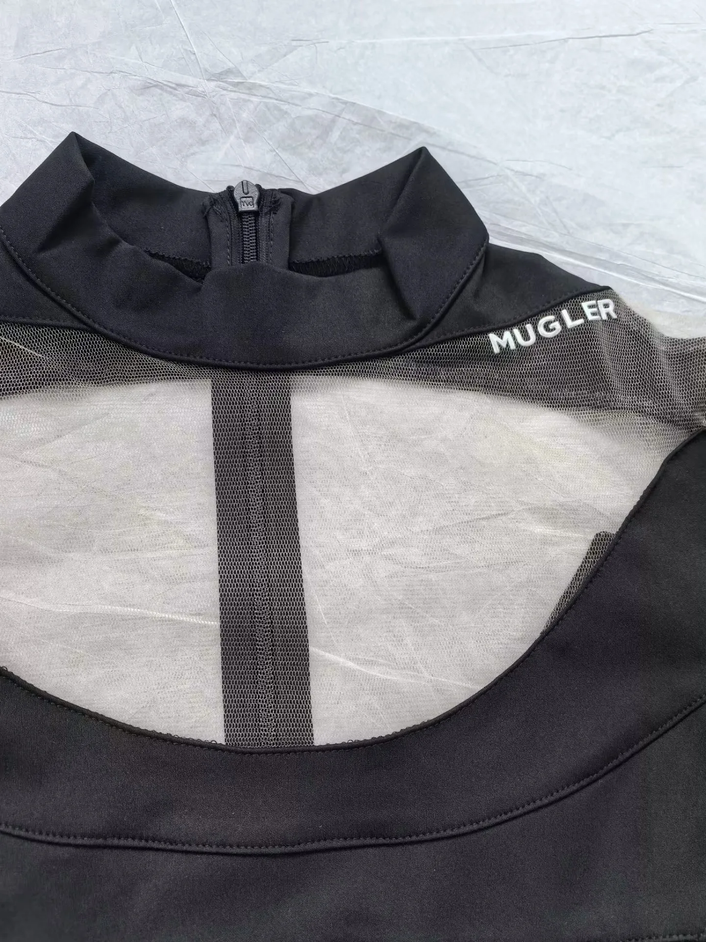 بدلة قفز حلزونية مثيرة ذات رقبة شبه عالية وكتف واحد ومرقعة من Mugler Niche #6