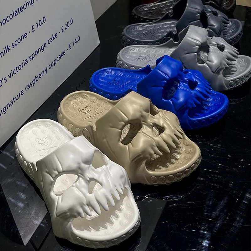 Nuevas zapatillas personalizadas con diseño de calavera para hombre, sandalias antideslizantes de ocio para verano 2024 para diversión al aire libre, parte inferior gruesa de playa para mujer