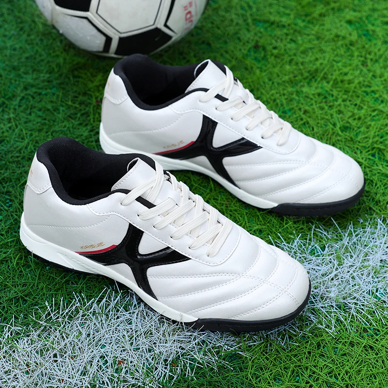 

A pair of youth four-season leather upper wide last studded football shoes, wear-resistant soccer shoes, sizes 39-45，JC-JC-2579