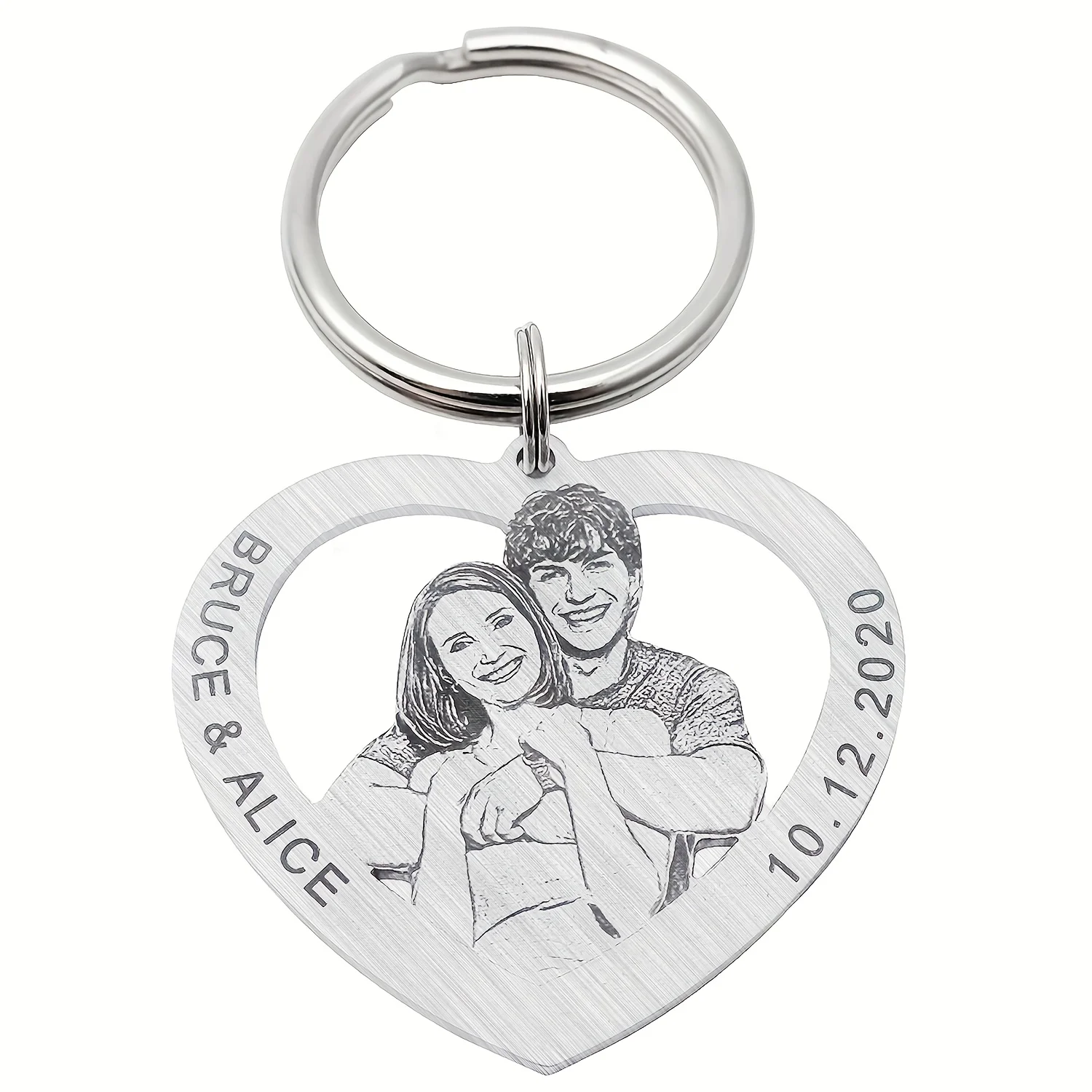 Możliwe jest wykonanie grawerunku z obu stron. Personalizowany breloczek ze stali nierdzewnej w kształcie serca, na którym można umieścić zdjęcie lub portret. To ciepły i wyjątkowy pamiątkowy — 2