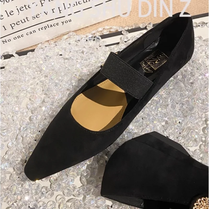 Damen-Schuhe aus schwarzem Wildleder mit niedrigem Absatz, Vintage-Stil, Punktkopf, breiter Riemen, flacher Mund, einzelne Schuhe, 2025, Frühjahr, neue elegante Damenschuhe