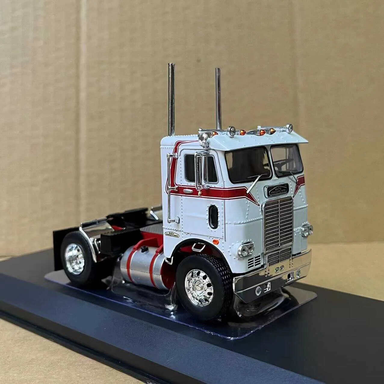 IXO 1:43 Scale US FREIGHTLINER COE 1976 Truck Trailer Head Simulation Alloy Car Model Diecast Toys Vehicle Collectible Souvenir