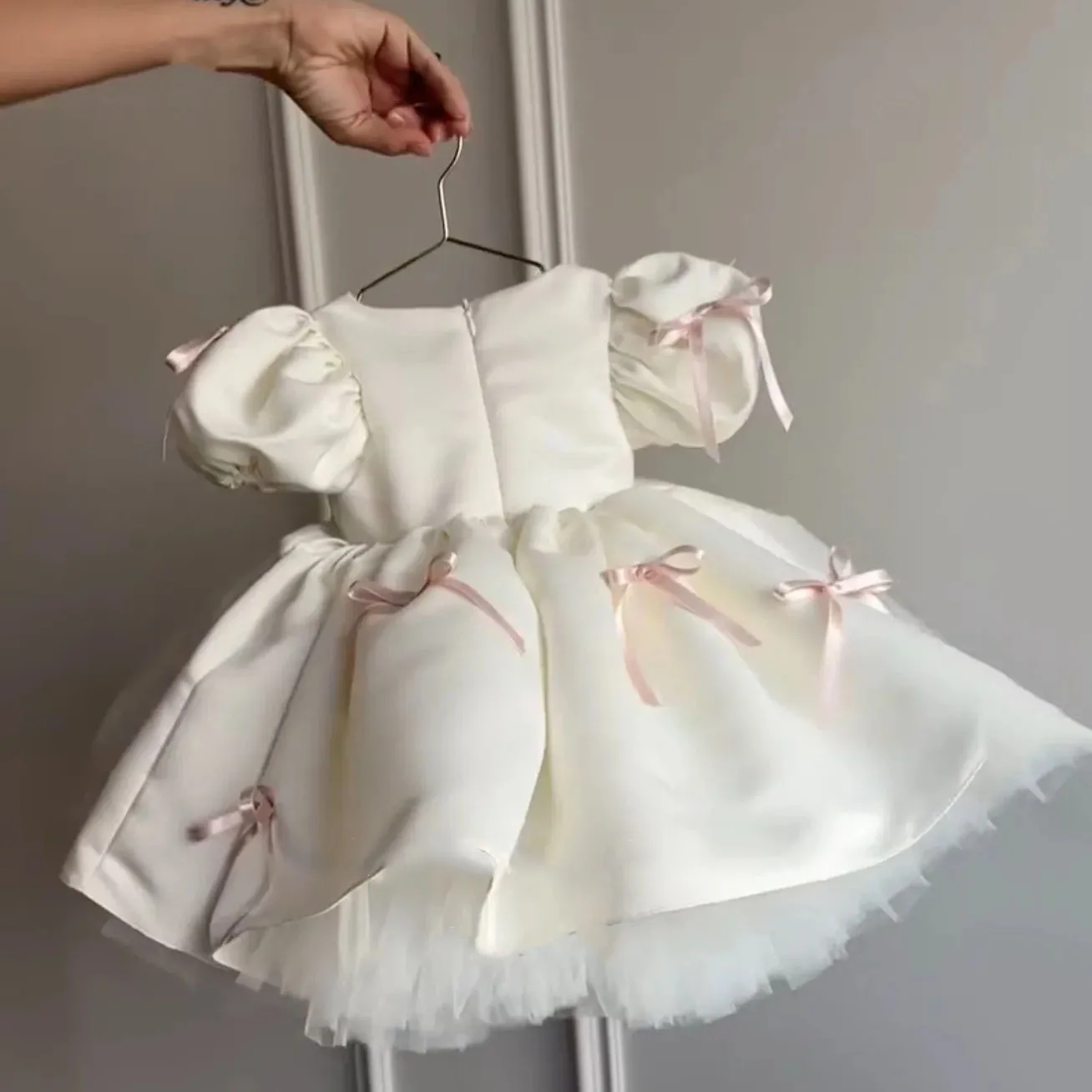 Maßgeschneidertes elfenbeinfarbenes Blumenmädchenkleid für die Hochzeit, Satin mit Schleife, knielang, schönes Kinder-Bankett-Ballkleid für formelle Anlässe zum Geburtstag