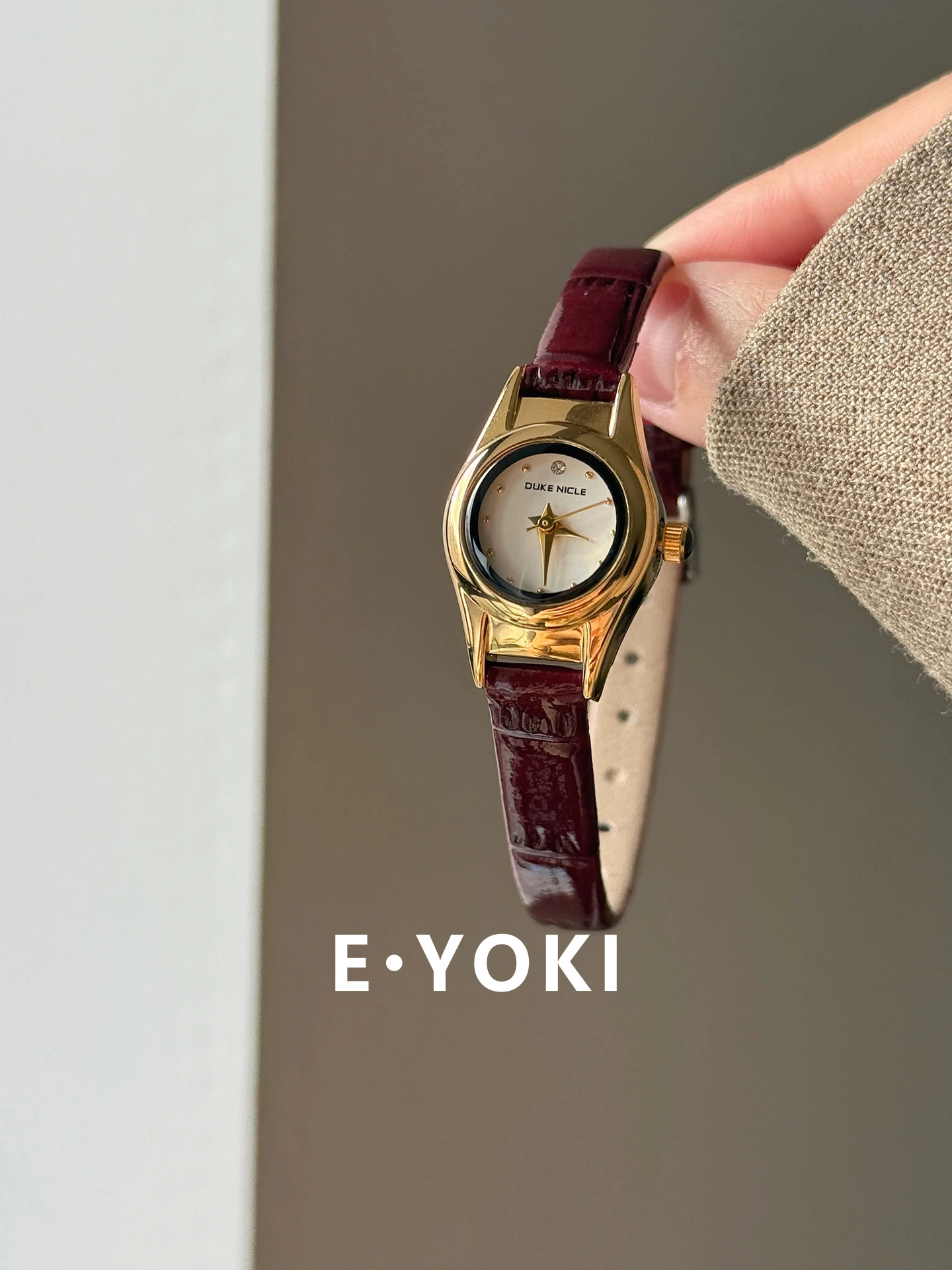 New Exquisite And Luxurious Women'S Watch, Small Round Red Gold Watch For Women, Unique And Versatile Trendy Women'S Watch.