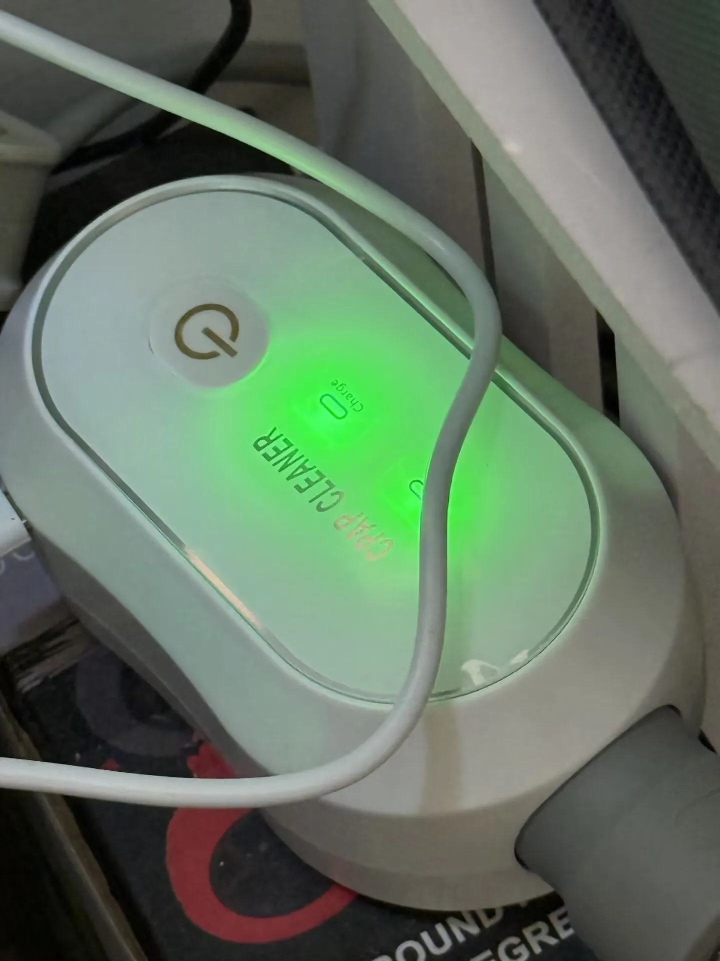 

Портативный мини-очиститель для CPAP-аппаратов - подходит для масок вентиляционных аппаратов, обычных и нагреваемых шлангов, трубок и аксессуаров.