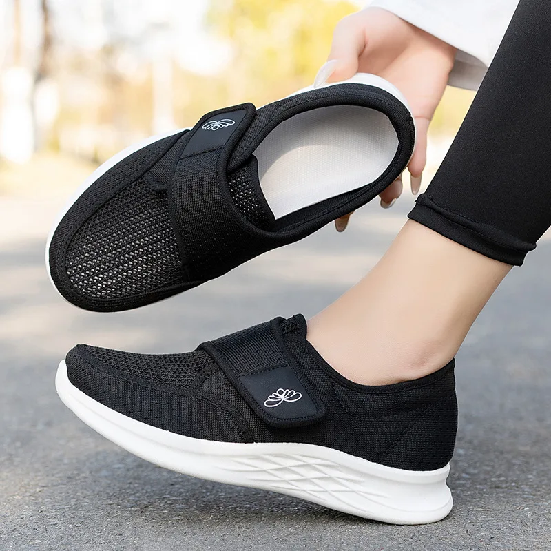 Women's shoes: Spring breathable and comfortable soft-soled casual shoes, one-piece sneakers for exercise and running.