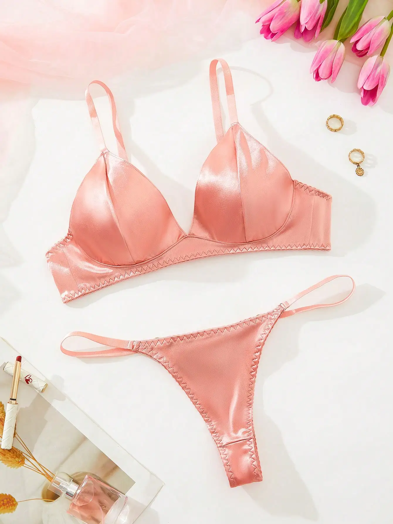 

Розовый атласный комплект нижнего белья с треугольным бюстгальтером и стрингами, сексуальный европейский стиль для романтических ночей