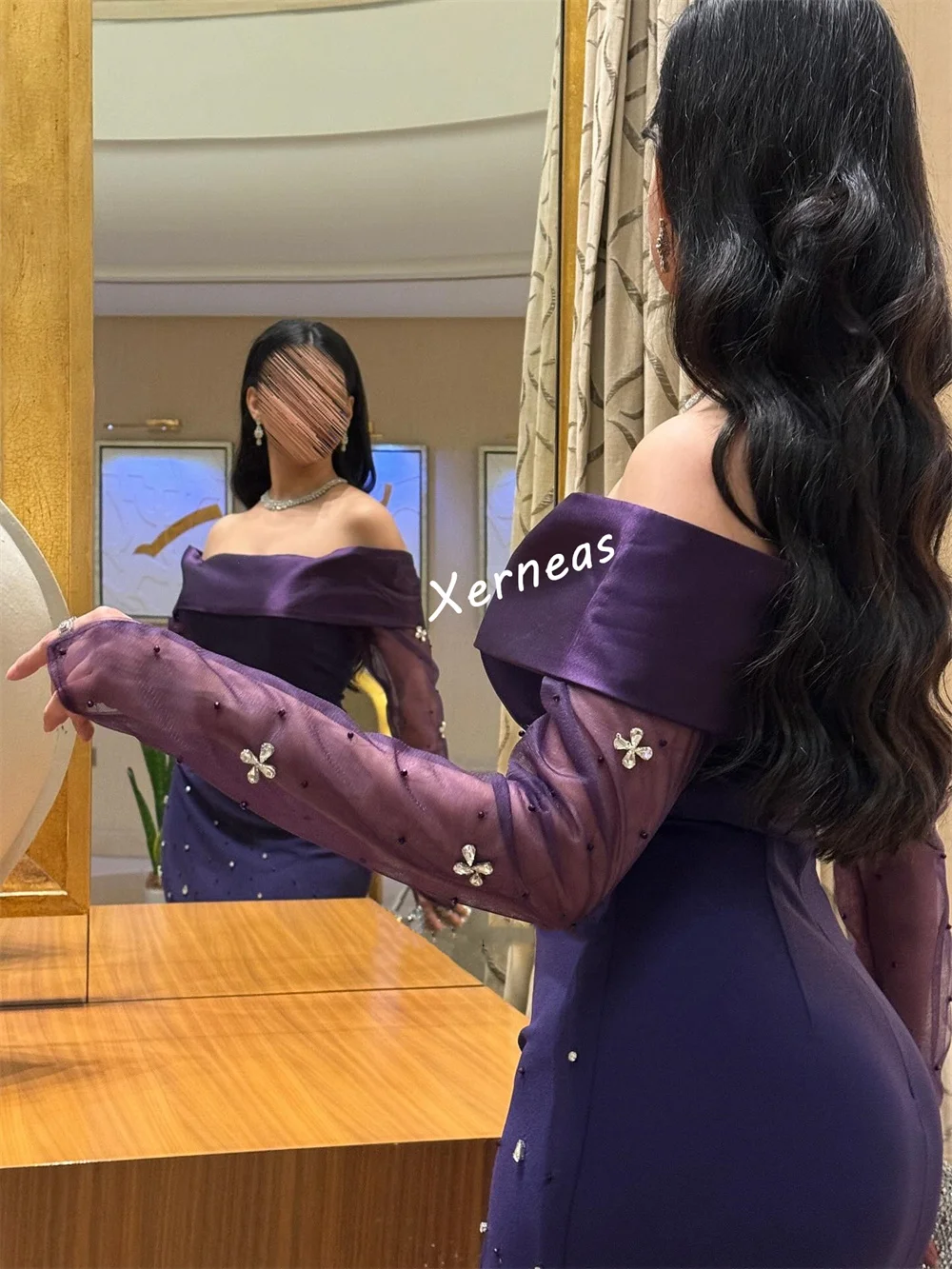 カスタムメイドのジャージービーズとラインストーンをあしらったオフショルダーミディドレス、シックなバイオレットのイブニングドレス、オーダーメイドの特別な機会に最適な絶妙なパーティードレス