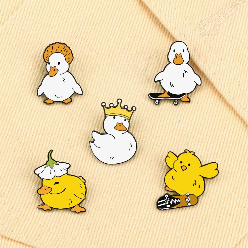 New Kawaii Cartoon Cole Duck Coat Lapel Pin Yellow Skateboarding Duck Animal Brooches Creative Brooches Jewelry Gift Wholesale