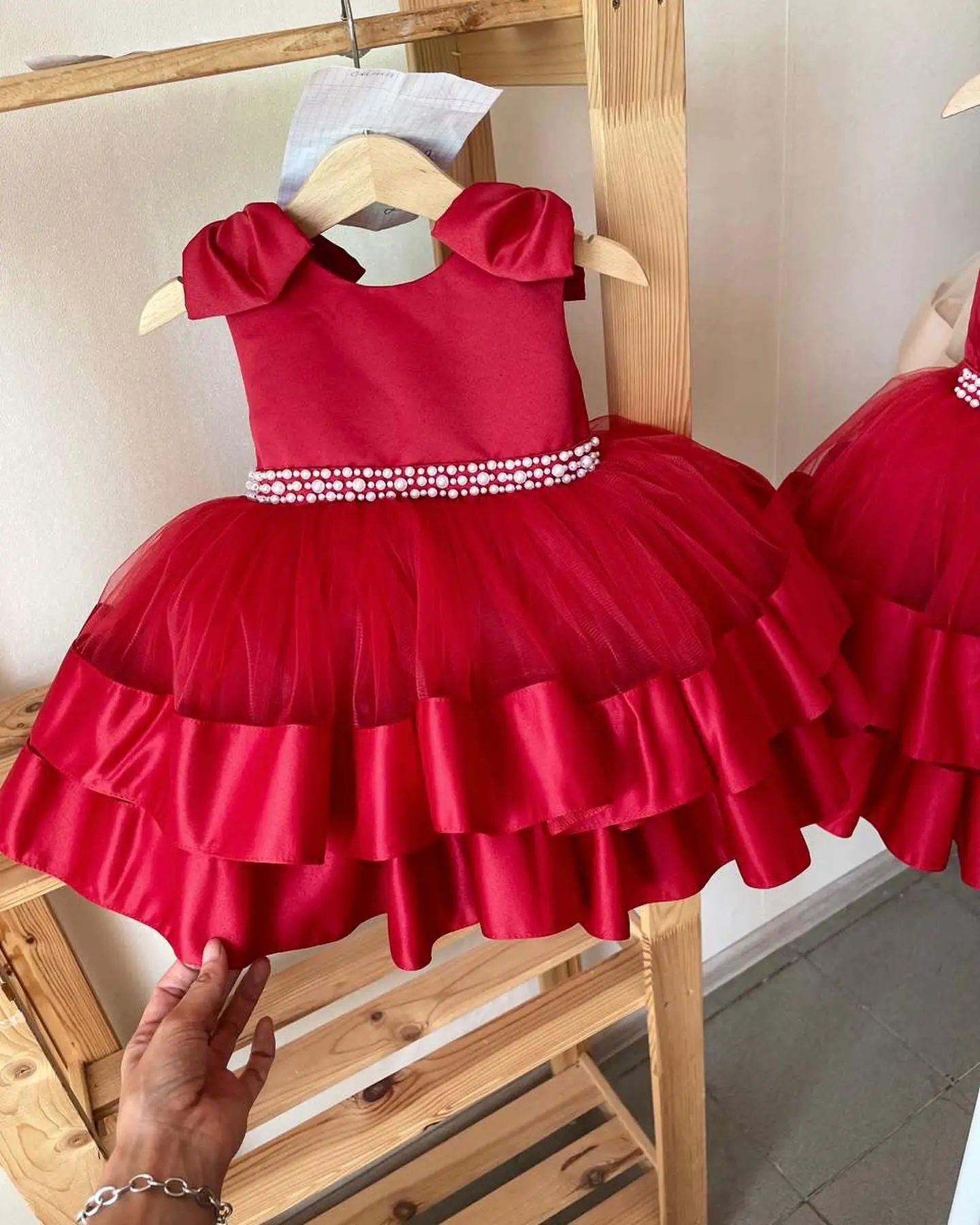 

Cute Baby Girl Dress Puffy Layers Flower Girl Dresses with Bow Peal Beaded Belt First Communion Derss Kid Birthday Party Gown