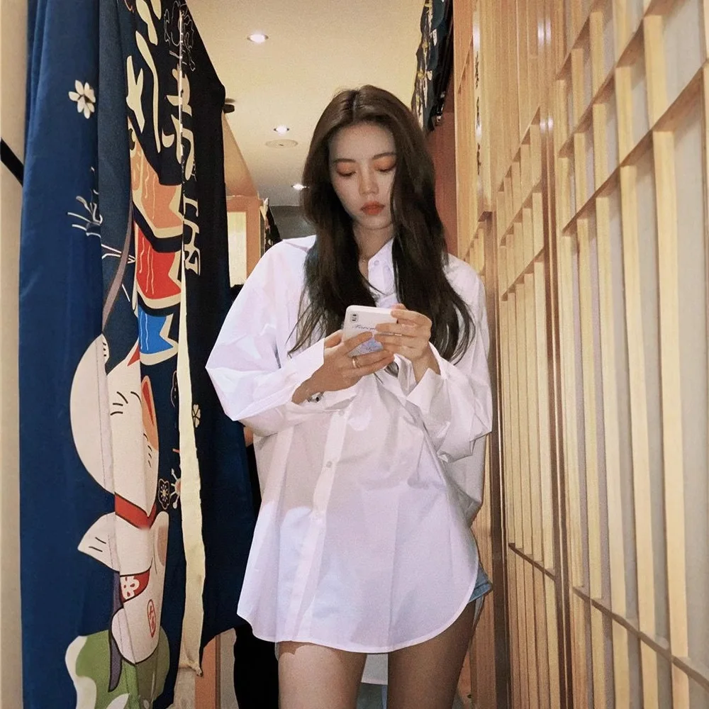 قميص نسائي أبيض طويل الأكمام ملابس داخلية ربيع الخريف تصميم تحسس حشد صغير طبقات ملابس خارجية قميص طبقة أساسية