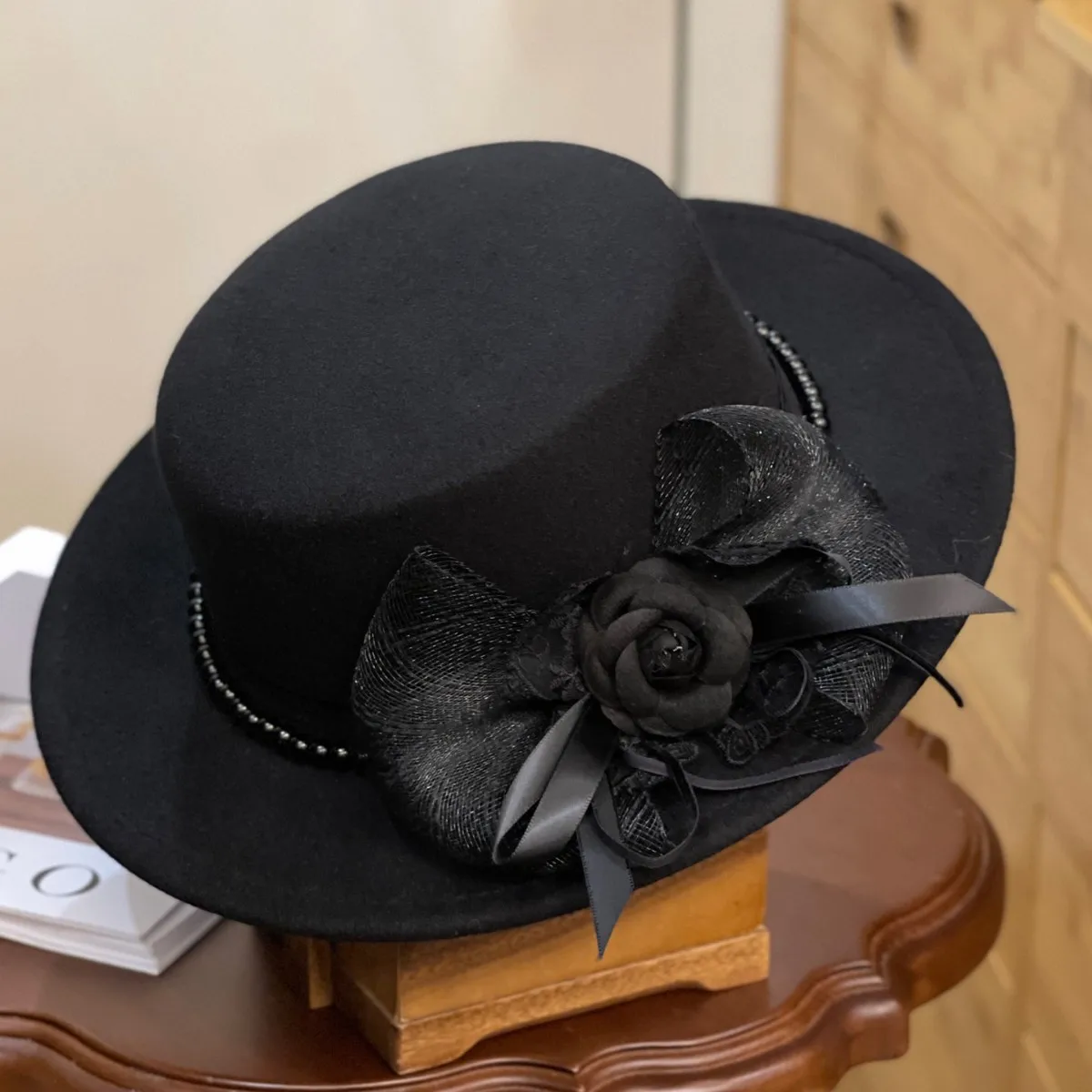 Gothic Black Camellia Mesh Bow Flat Top Fedora Hat Women Beaded Pearl Chain Vintage French Boater Church Funeral Party Caps
